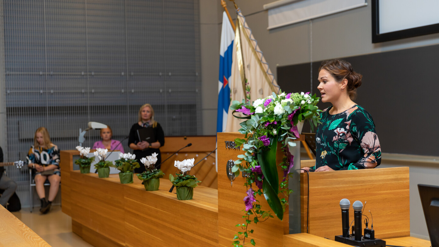 Opintoneuvoja Anni Holmström pitämässä puhetta kasvatustieteiden tiedekunnan etäpubliikissa
