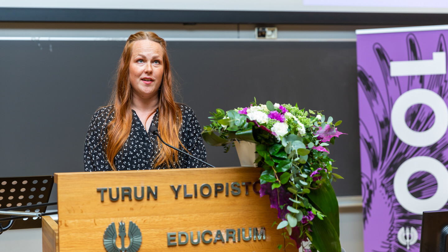 Paula Porrasmaa pitämässä puhetta kasvatustieteiden tiedekunnan etäpubliikissa