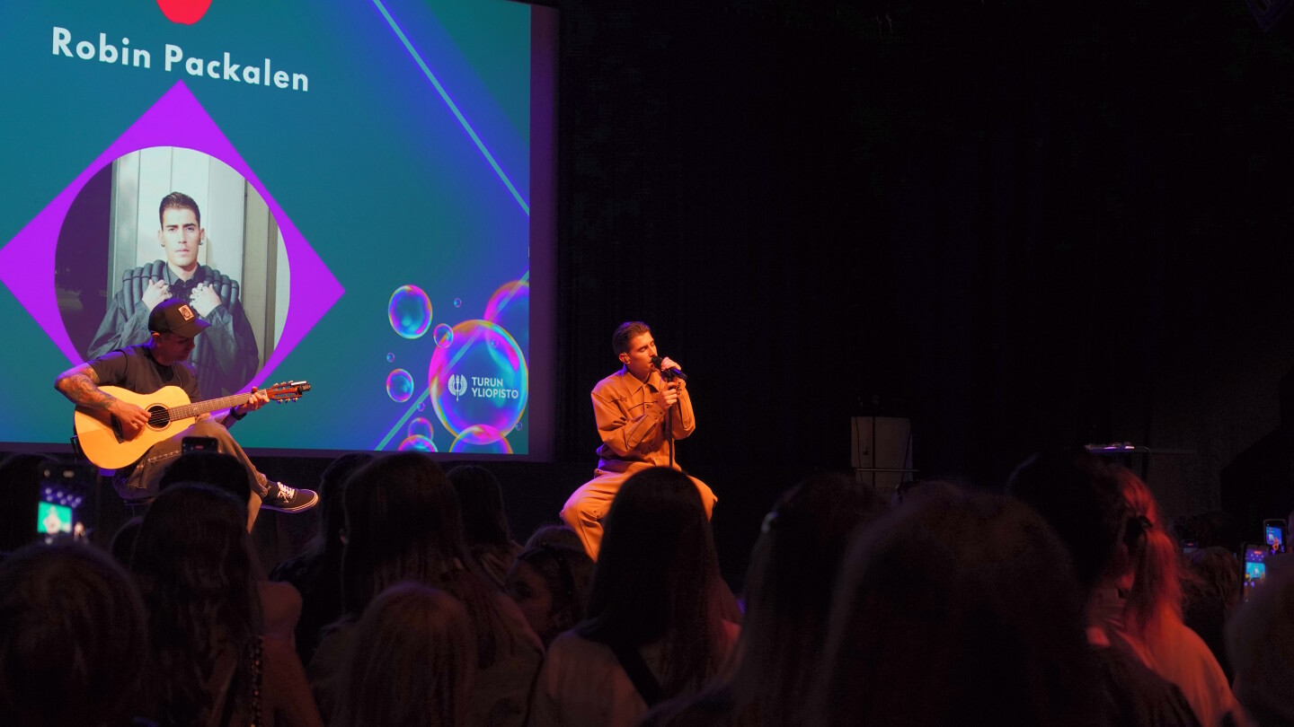 Robin Packalen laulamassa FinnBrainin 15-vuotisjuhlissa