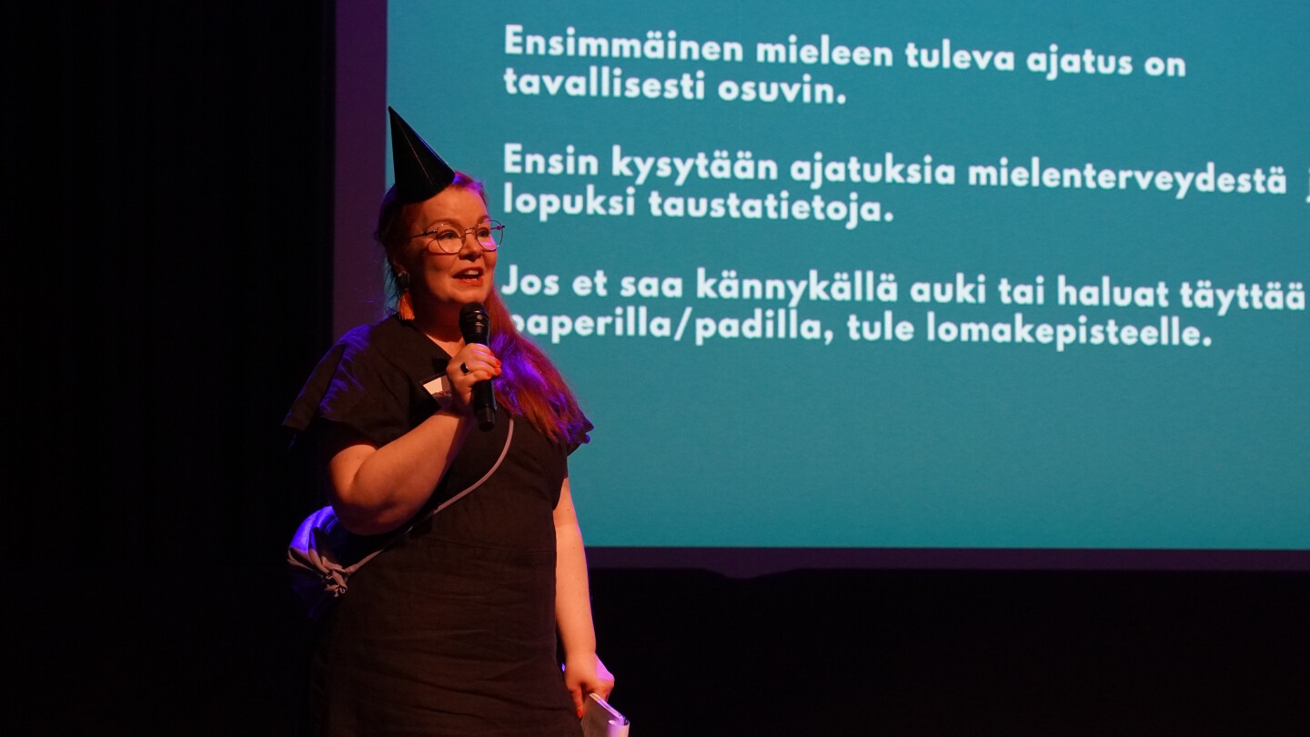 Susanne Sinisalo lavalla FinnBrainin 15-vuotisjuhlassa
