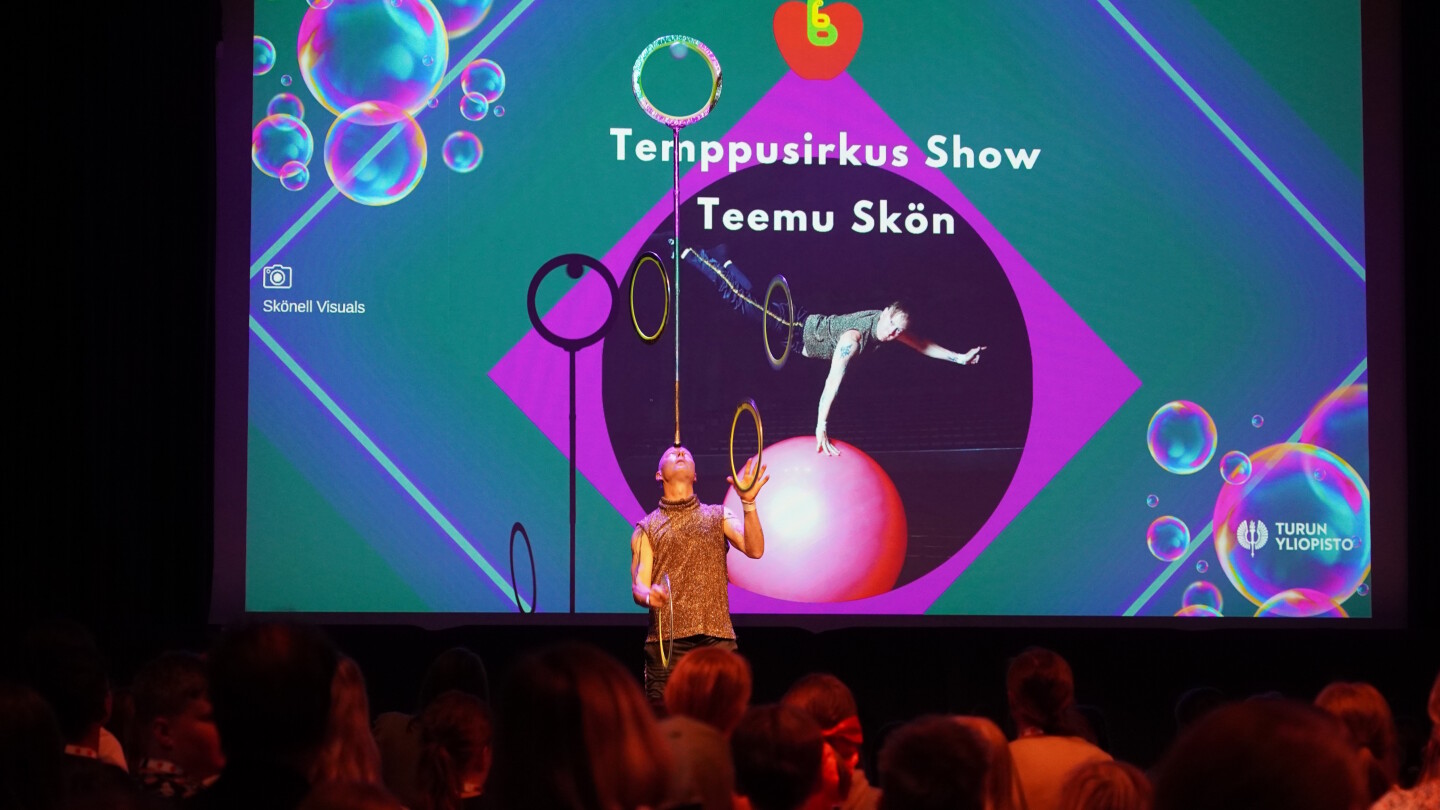 Teemu Skönin Temppusirkus Show FinnBrainin 15-vuotisjuhlassa