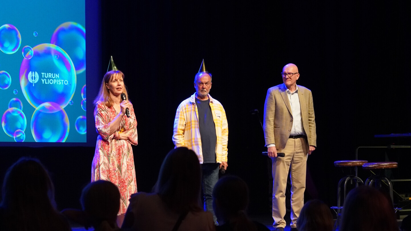 Linnea Karlsson, Hasse Karlsson ja Tony Jäntti FinnBrain kohorttitutkimuksen 15-v syntymäpäivillä.