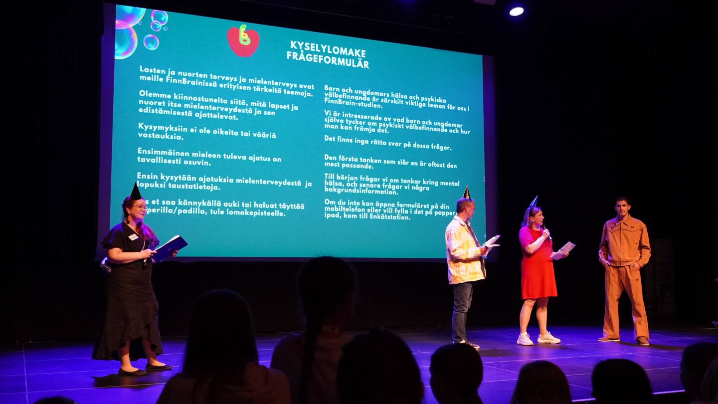 Susanne Sinisalo, Hasse Karlsson, Essi Salama ja Robin Packalen lavalla FinnBrainin 15-vuotisjuhlissa