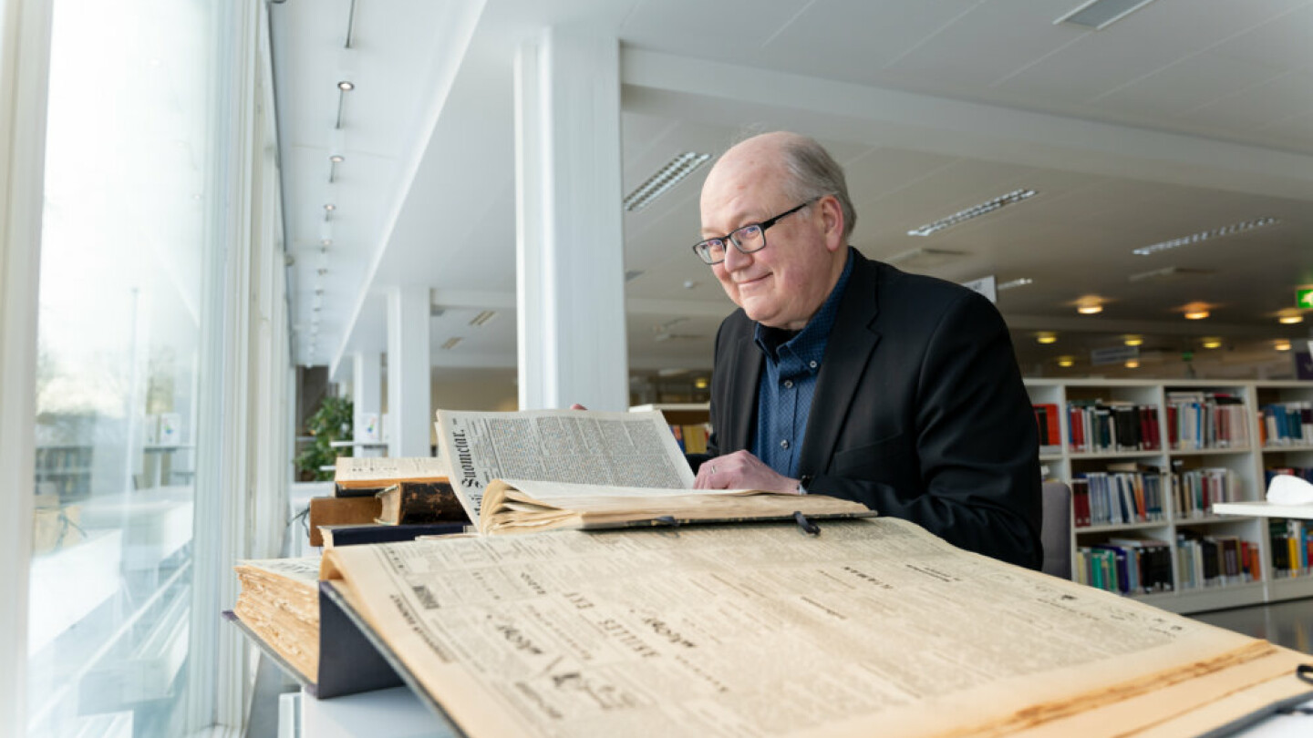 Henkilö selailemassa kulttuurihistoriallisia aineistoja