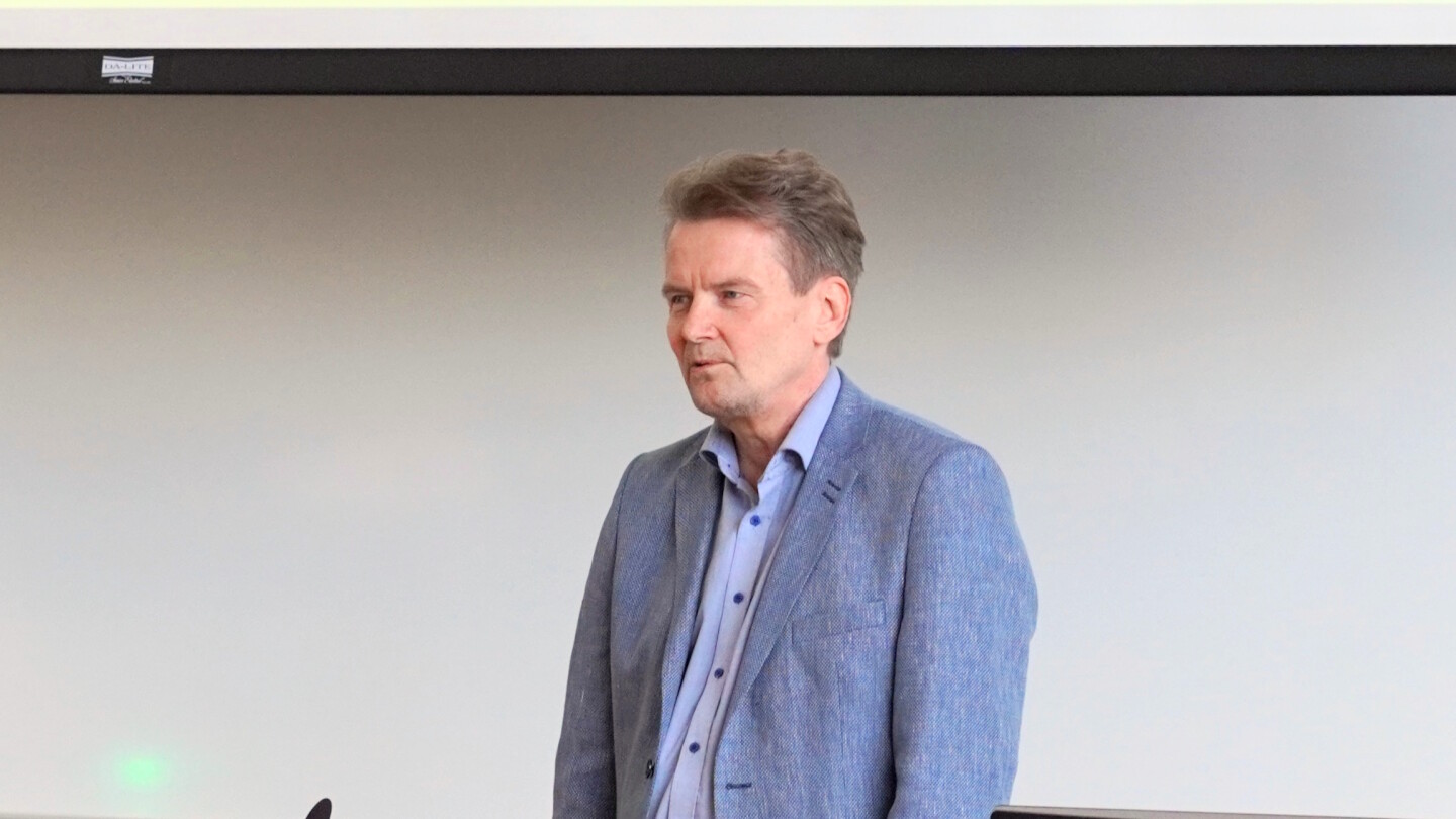 Hannu Salmela luentosalin edessä