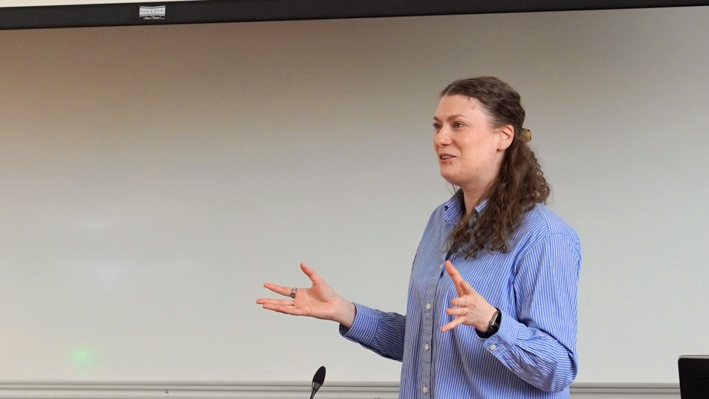 Hilpi Kangas luentosalin edessä