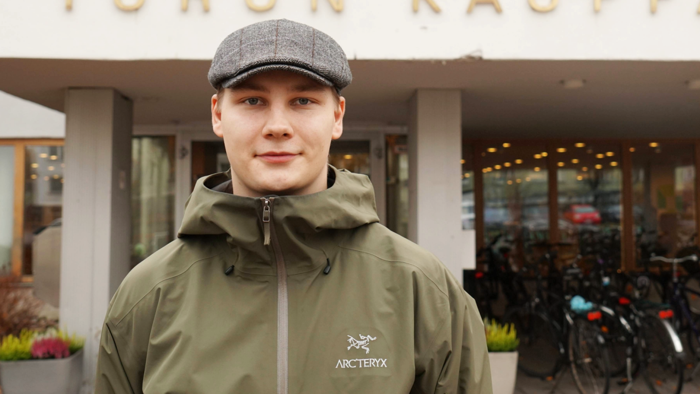 Olli Hukka Turun kauppakorkeakoulun edustalla.