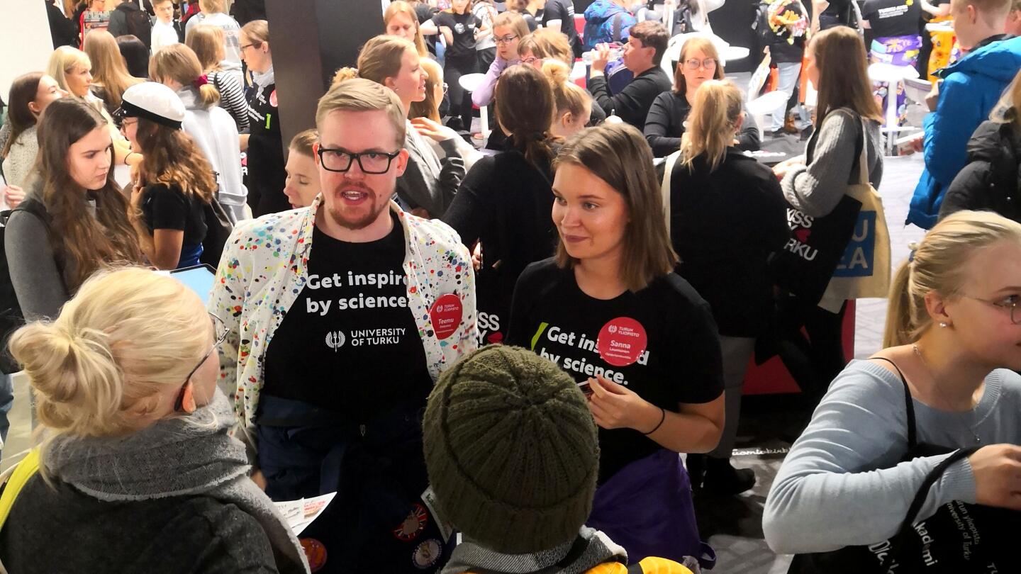 Teemu Helenius, 26, ja Sanna Launiainen, 25, puhuivat äänensä käheiksi tiistaina. Teemu opiskelee englannin kieltä kuudetta vuotta ja Sanna fysiikkaa viidettä vuotta. Molemmat olivat myös mesuilla jaettavassa flyerissa kasvoina, ja muutama opiskelija tunnisti heidät myös jo some-mainoksistakin. 