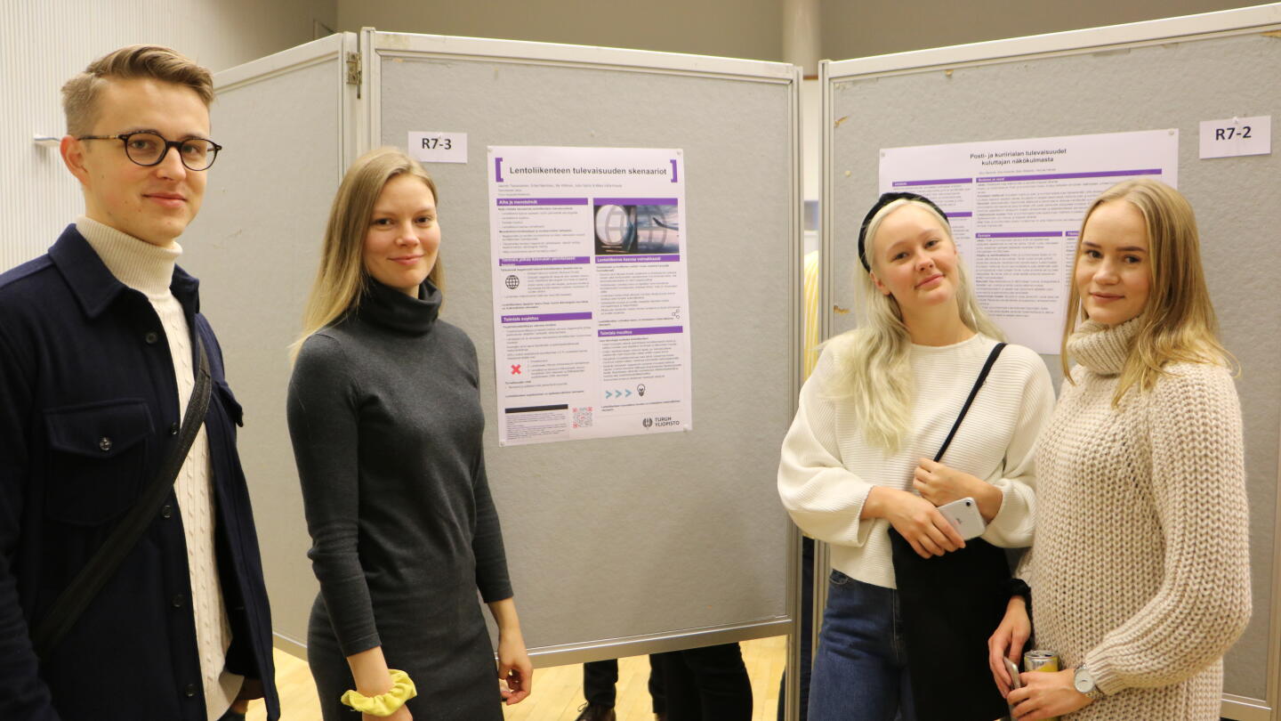 Opiskelijat Lentoliikenteen tulevaisuuden skenaariot -posterin ympärillä