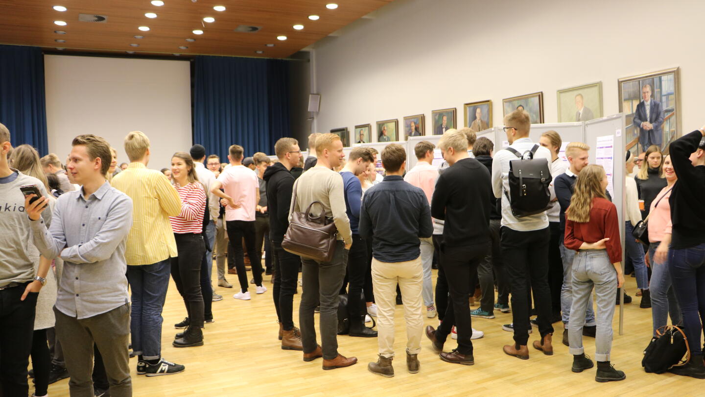 Opiskelijat esittelevät postereitaan TULEVA-messuilla