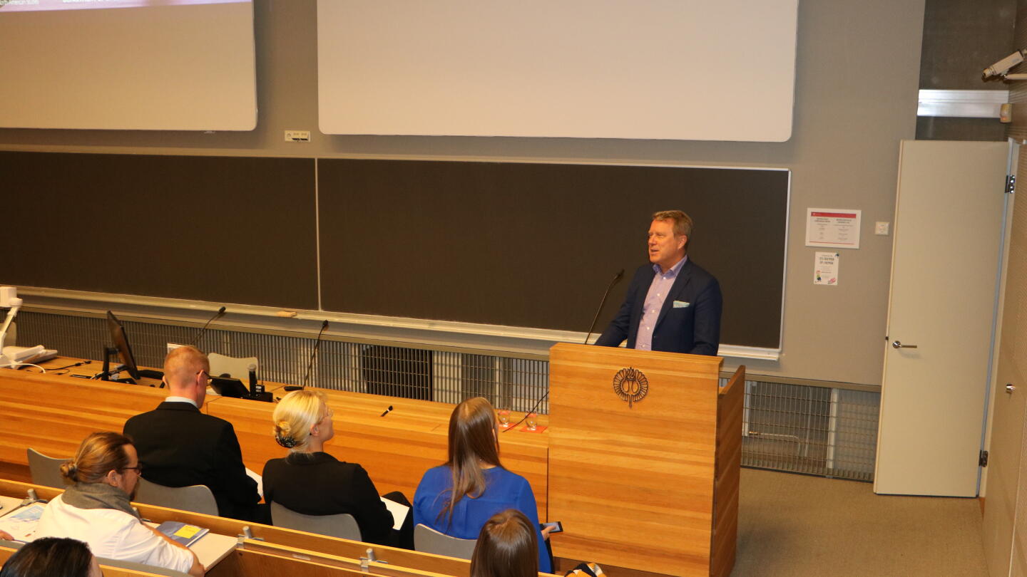 Jukka Kola avaa American Voices -seminaaria