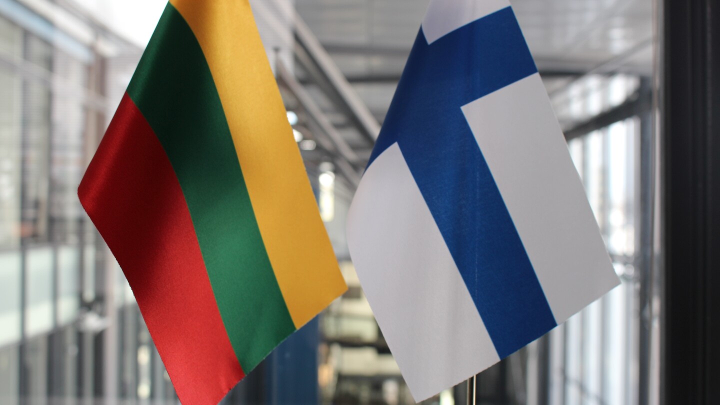 Liettuan ja Suomen liput