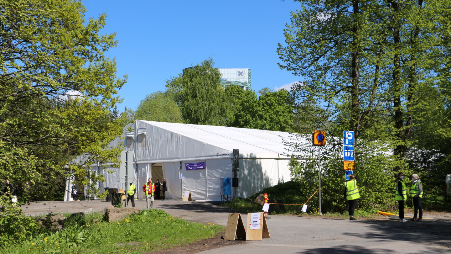 Valintakoeteltta ja opastajia huomioliiveissä