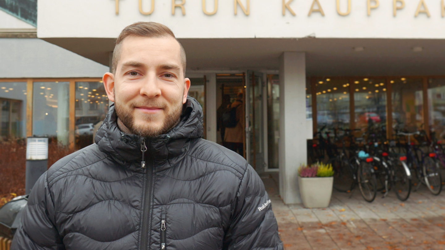 Leo Iivonen Turun kauppakorkeakoulun edustalla.