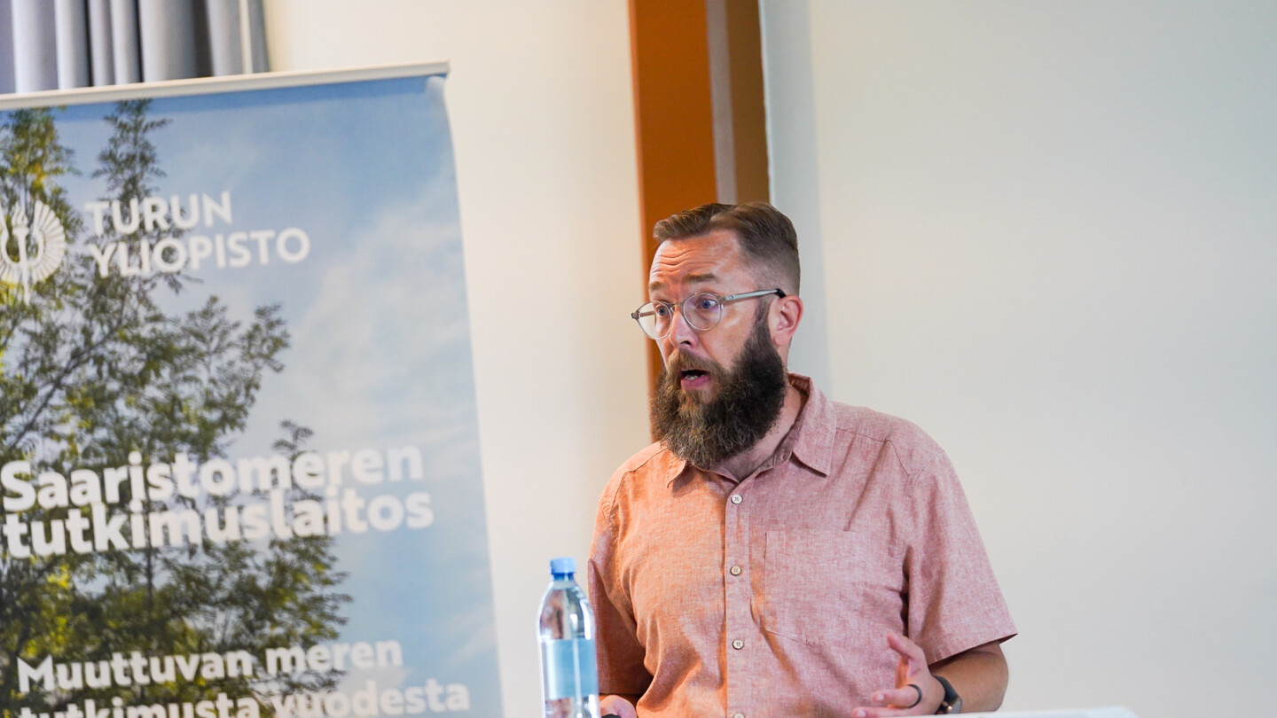 Ilari Sääksjärvi pitää esitelmää seminaarisalissa Seilin tiede- ja kulttuuripäivillä