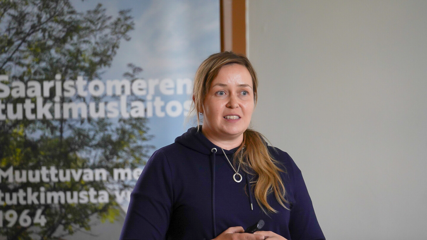 Katja Mäkinen pitää esitelmää seminaarisalissa Seilin tiede- ja kulttuuripäivillä