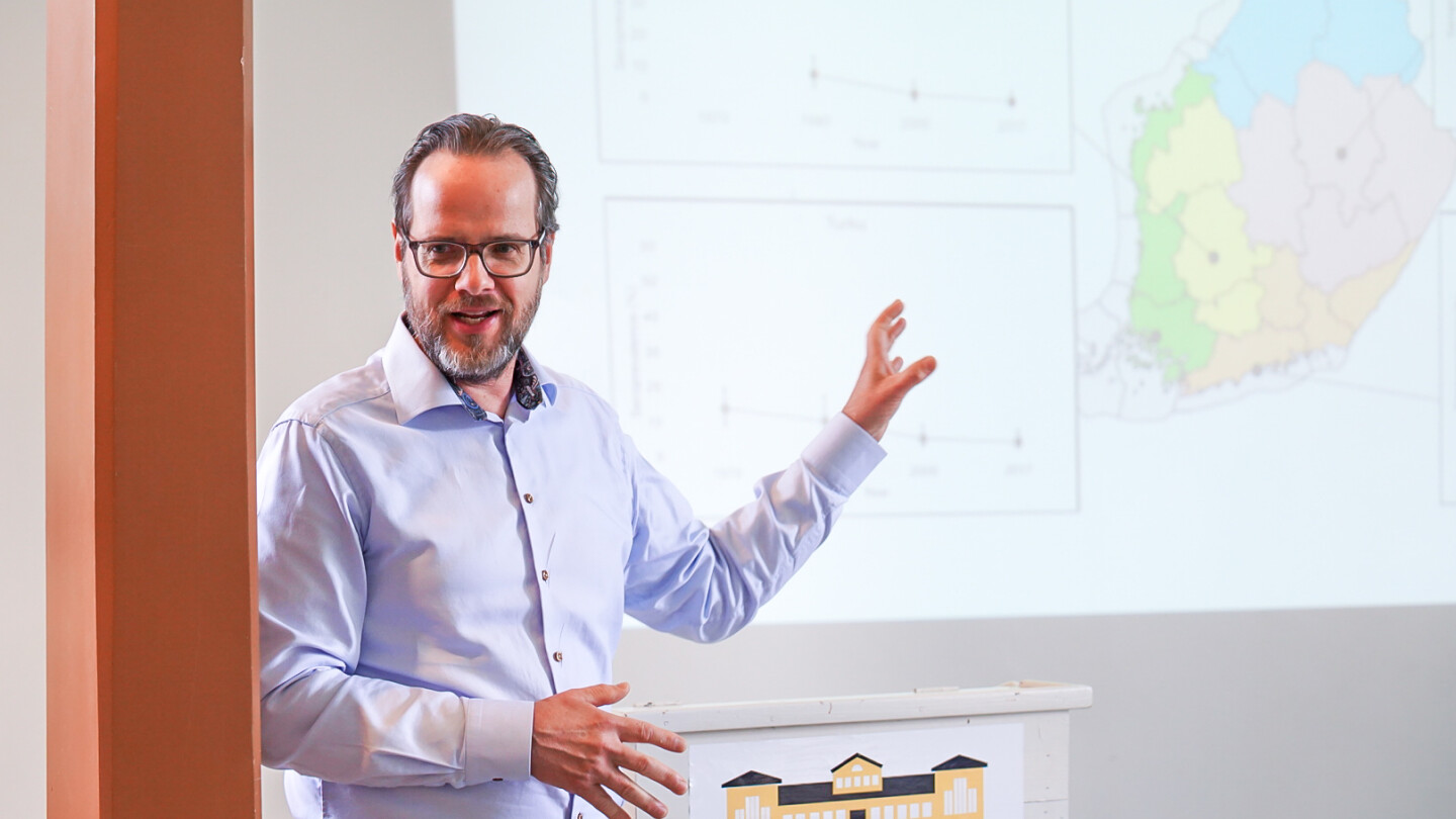 Jukka Hytönen pitää esitelmää seminaarisalissa Seilin tiede- ja kulttuuripäivillä