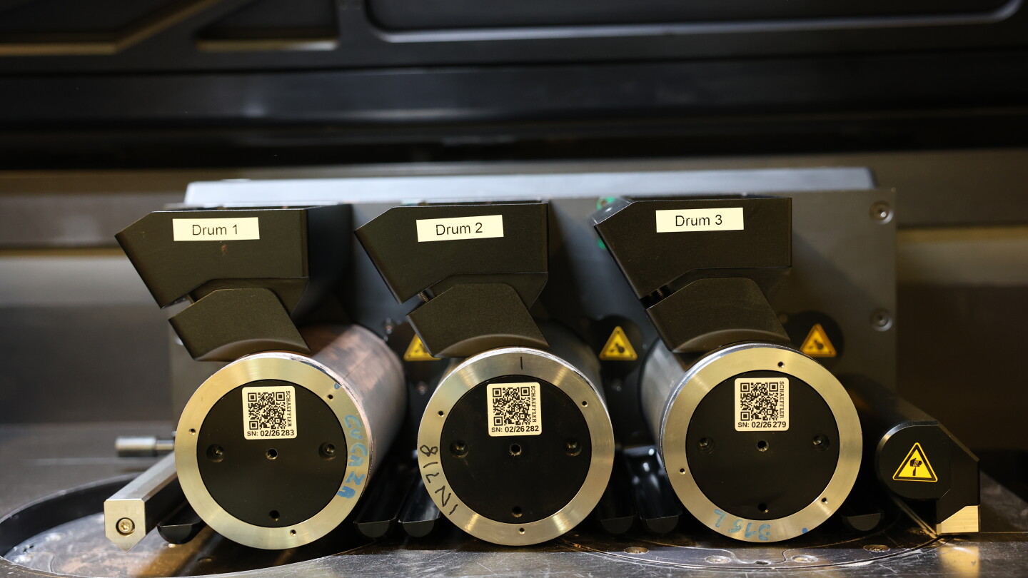 The recoater has three round powder-delivery drums.