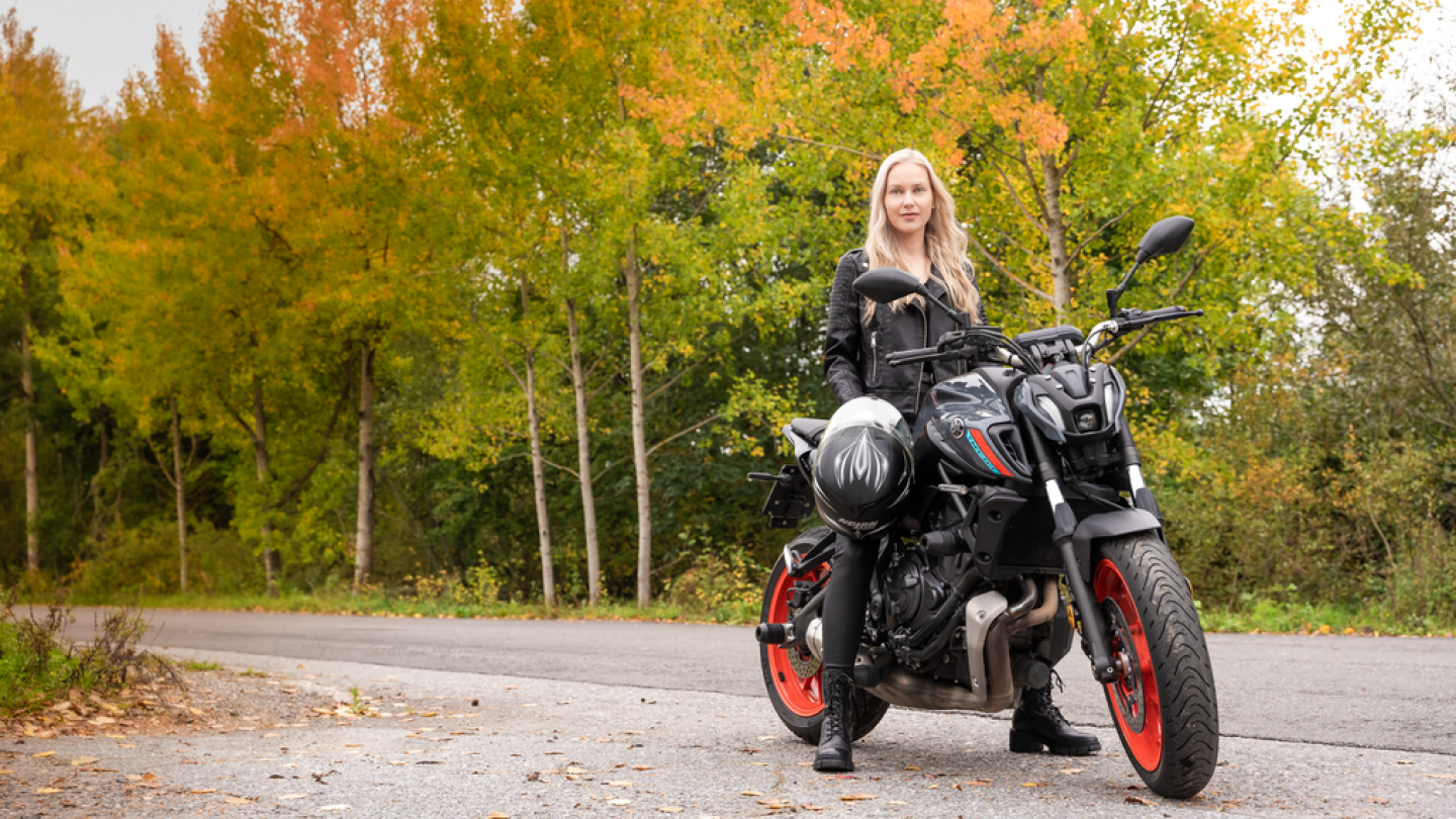 Jasmin Hannonen moottoripyörän selässä.