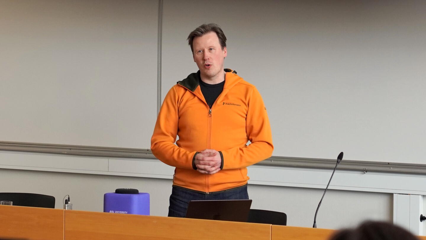 Jukka Ala-Mutka luentosalin edessä