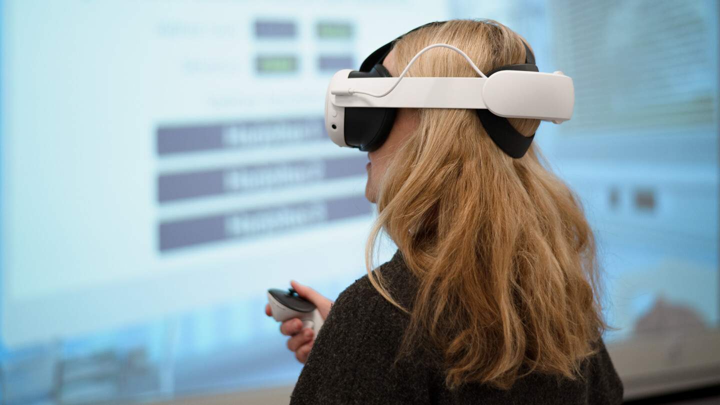Henkilö VR-lasit päässä