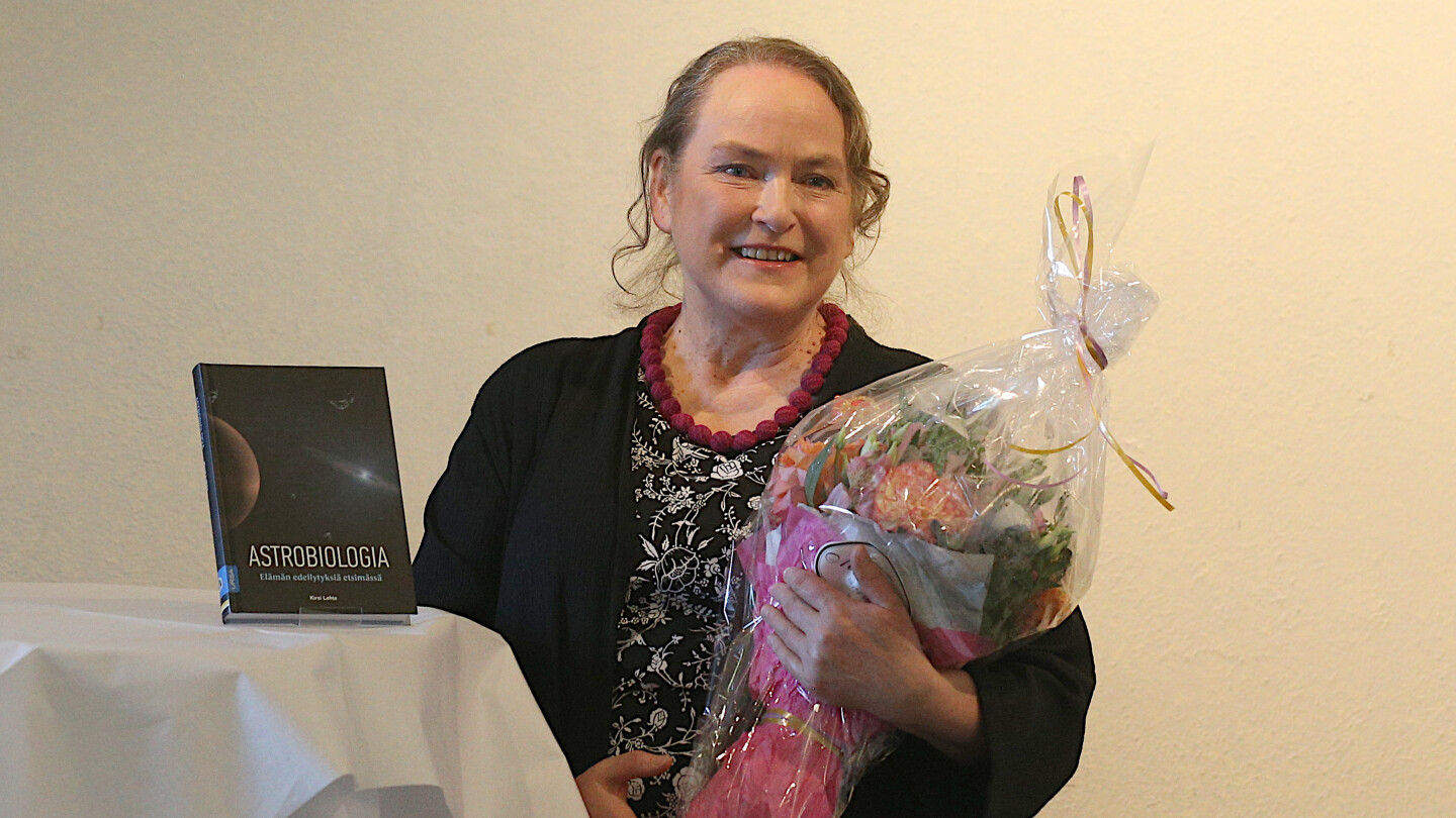 Kirsi Lehto Vuoden tiedekirja -palkinnon jakotilaisuudessa