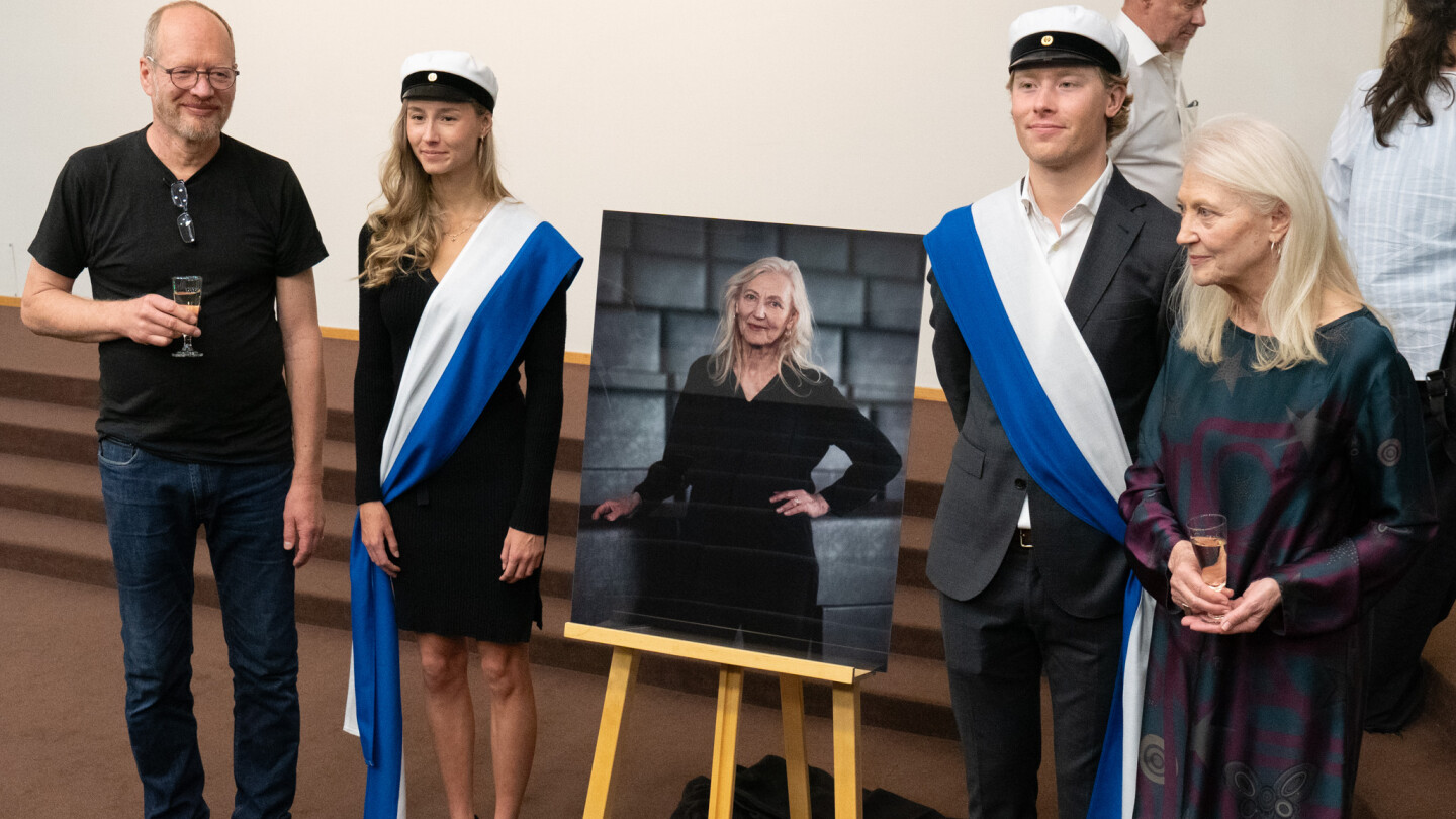 Pertti Nisonen ja Eija Könönen poseeraamassa muotokuvan vieressä