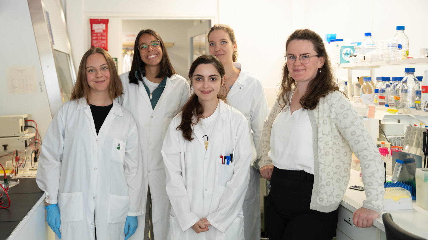 Ronja Suomalainen, Maria Izuma Silverio, Parinaz Asadnejad, Ella Andersin ja Laura Wey laboratoriossa.