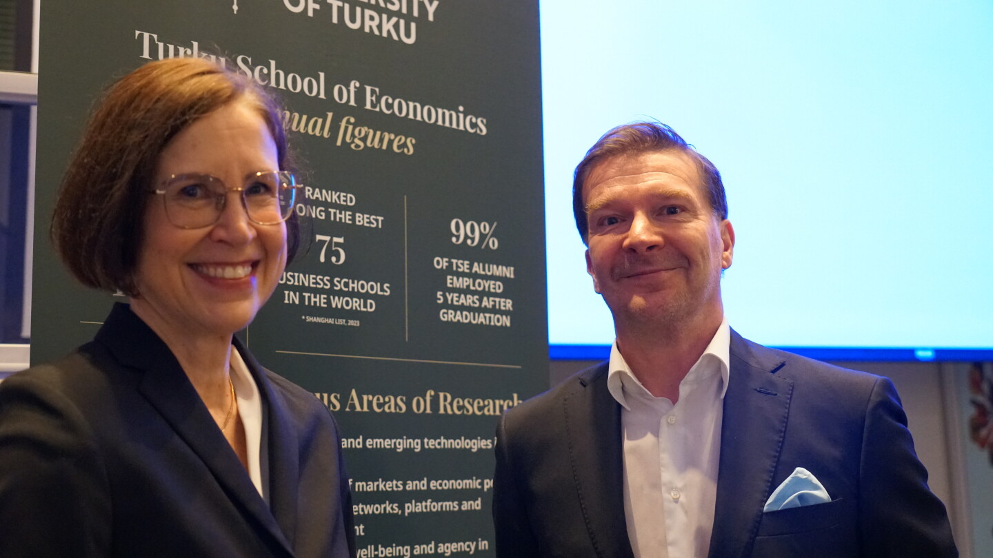 Kaisa Leiwo ja Markus Granlund kauppakorkeakoululla