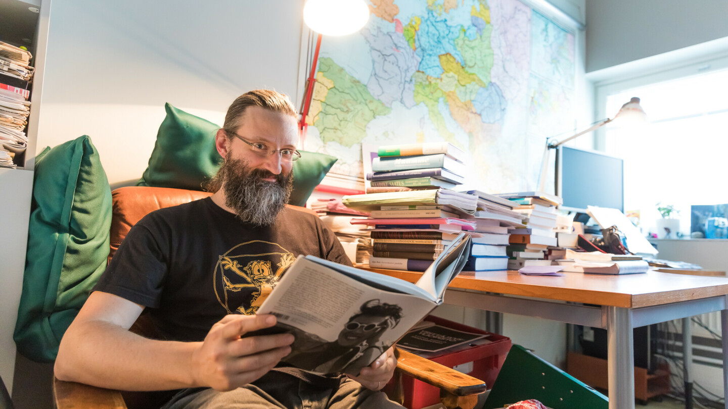 Louis Clerc istuu työhuoneessaan, taustalla maailman kartta.