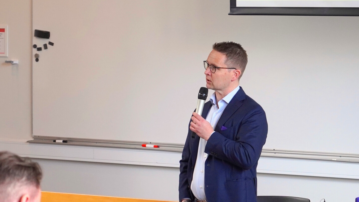 Matti Mäntymäki luentosalin edessä