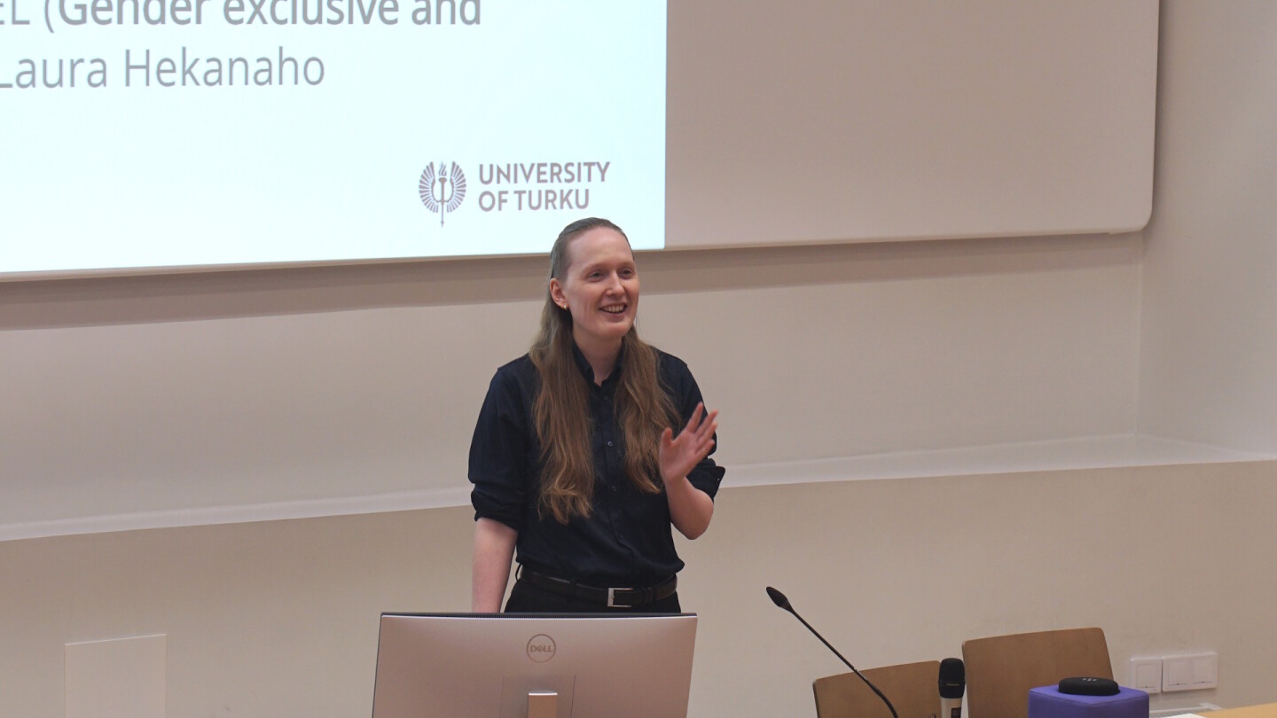 Meri Lindeman puhumassa