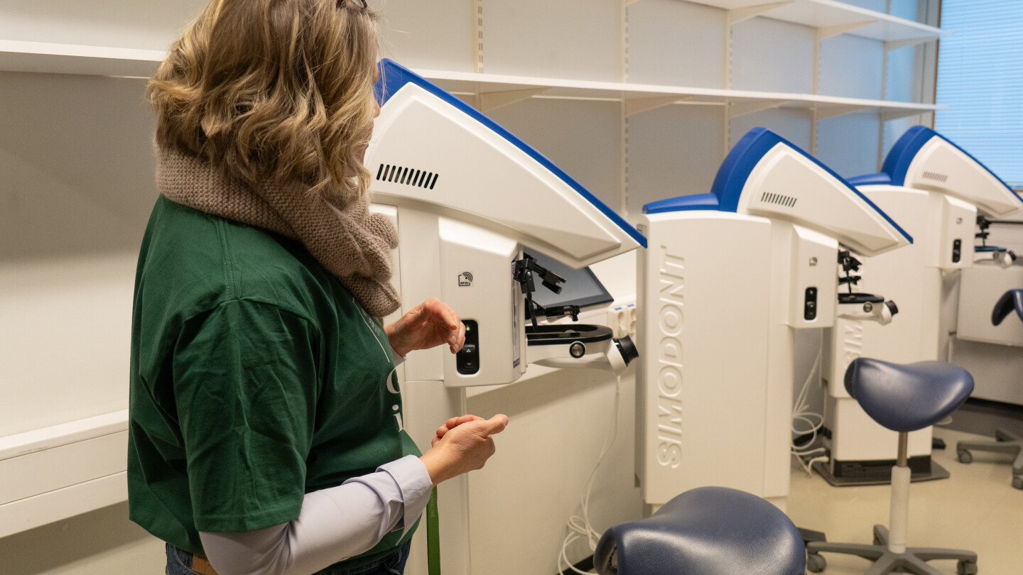 Henkilö esittelee moderneja laitteita