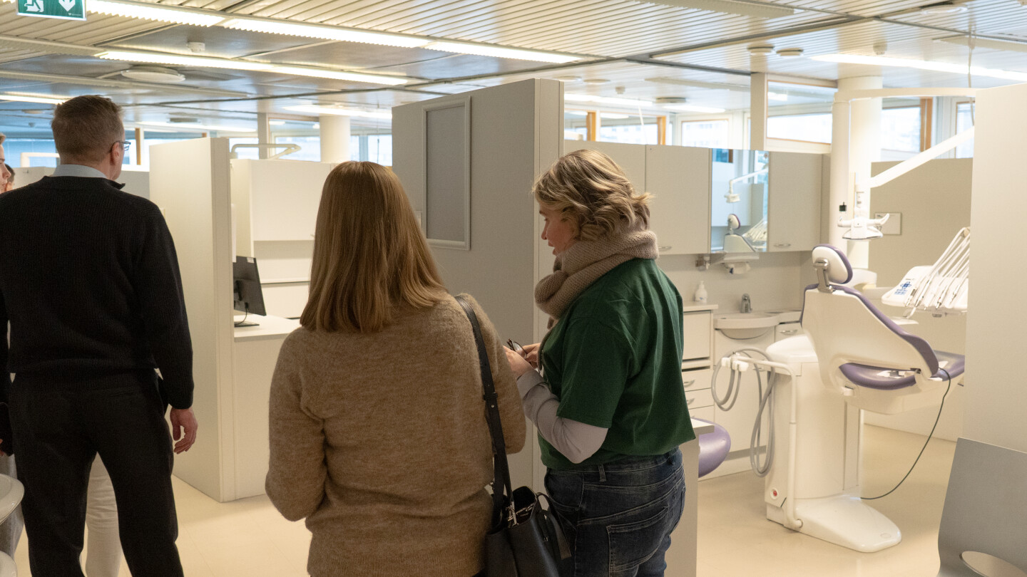 Ihmiset kulkevat hammaslääkäritilan ohi