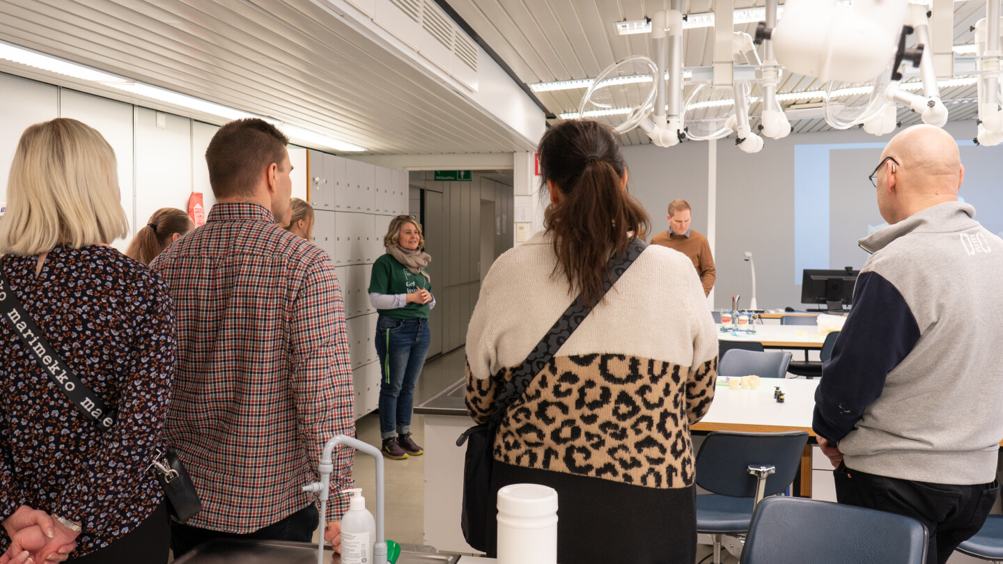 Tyrri Syrjäkari puhuu vanhemmille hammaslääketieteen opetustilassa