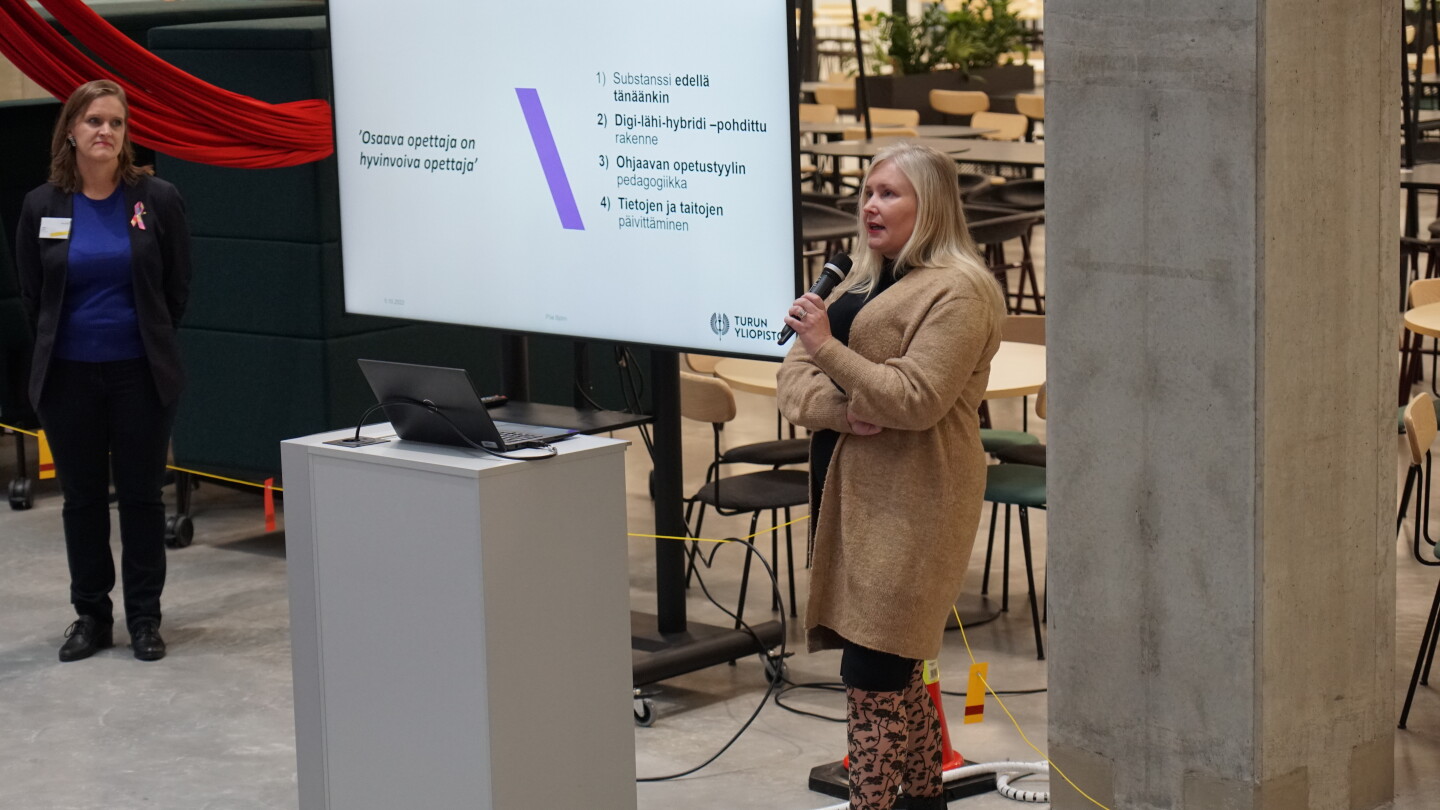 Turun yliopiston vararehtori Piia Björn ja Turun AMK:n johtava asiantuntija