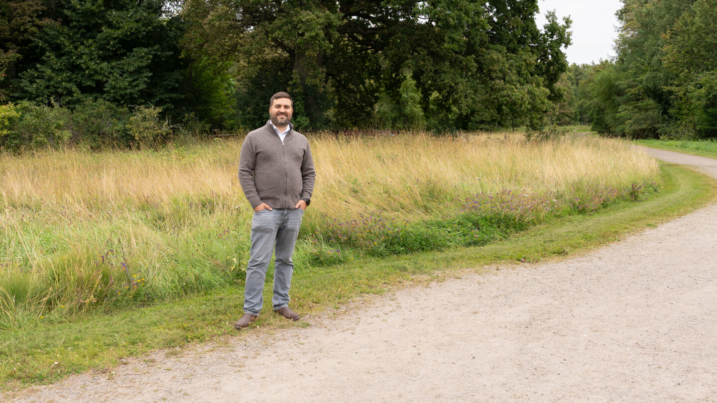 Ricardo Correia hiekkatien laidassa, taustalla näkyy metsää.