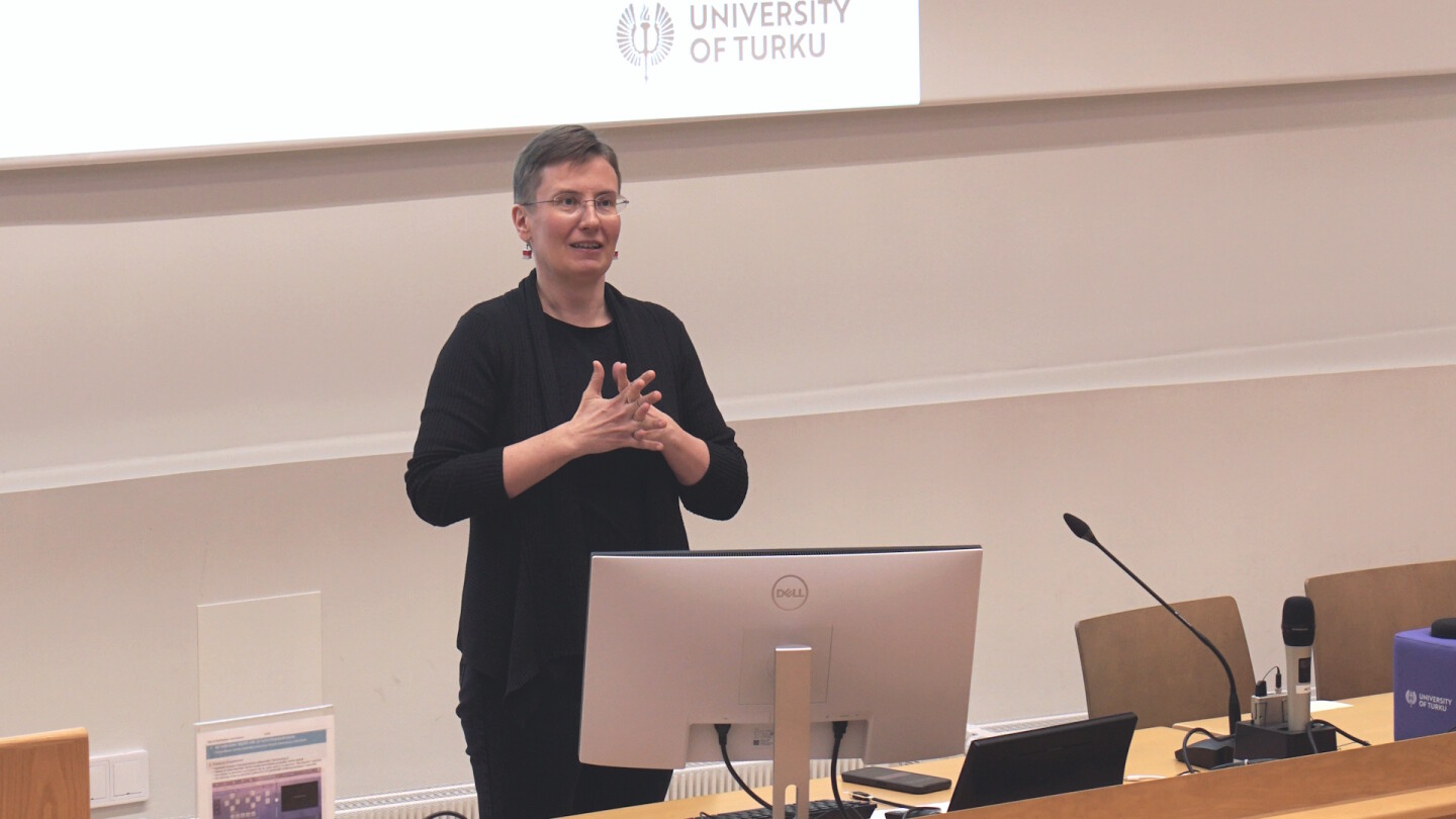 Riikka Taavetti puhumassa