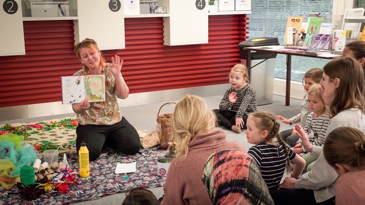 Kirjailija Veera Vähämaa lukemassa runoja lapsille.