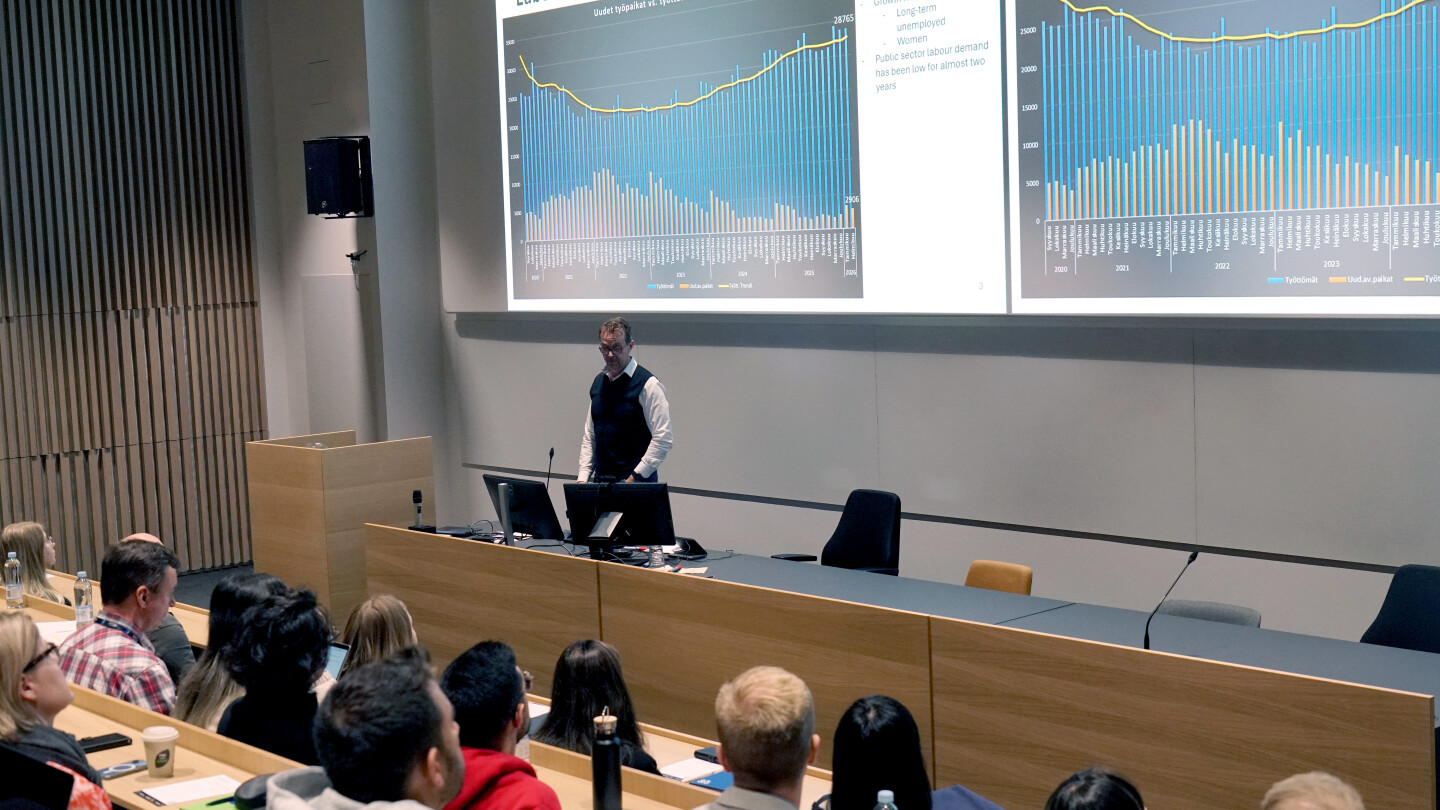 Timo Vahtonen giving a presentation to the audience
