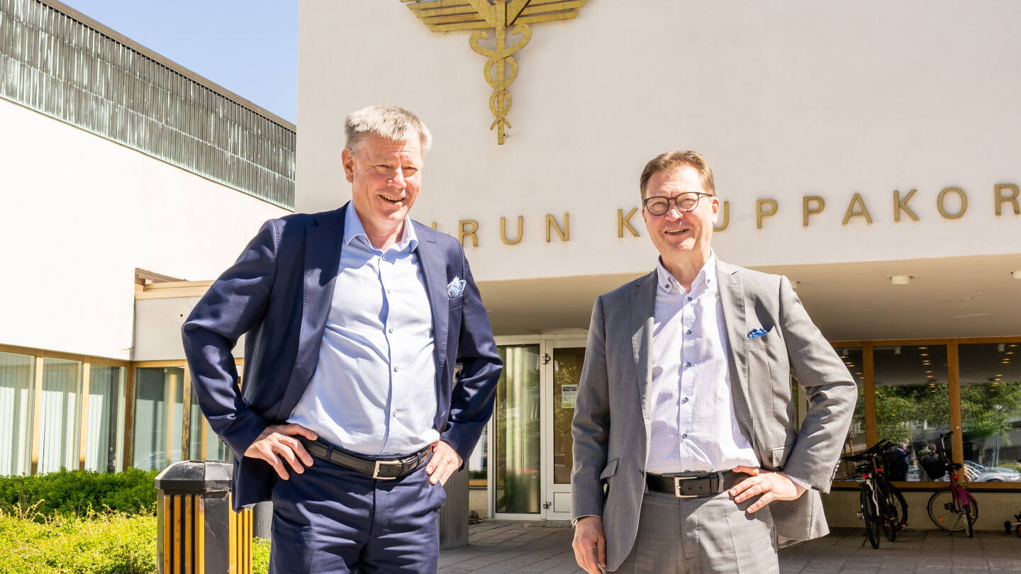 Erik Söderholm ja Mika Akkanen Turun kauppakorkeakoulun edustalla.