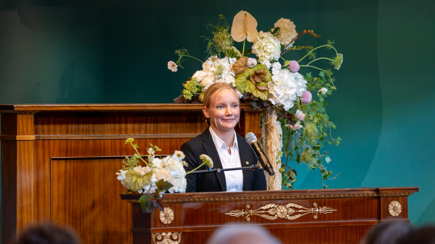 Josefina Tuomala pitää tervehdystä avajaisjuhlassa