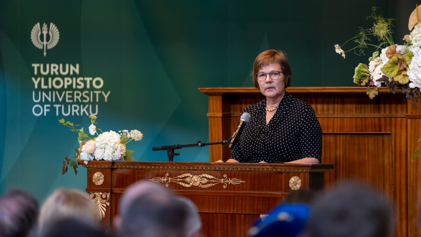 heta yrjänäinen tuomassa juhlaan henkilöstöjärjestöjen tervehdystä