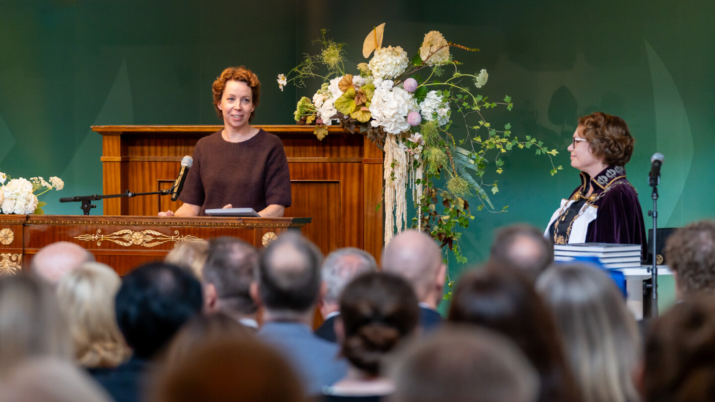 Tiina Okko jakamassa yliopistoseuran väitöskirjapalkintoja