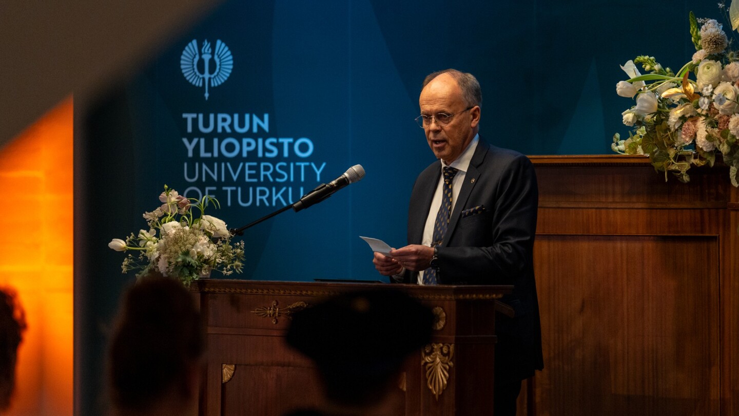 Henrik Karlsson puhumassa