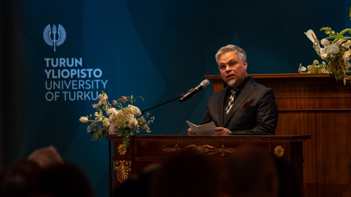 Tommi Kinnunen pitämässä puhetta