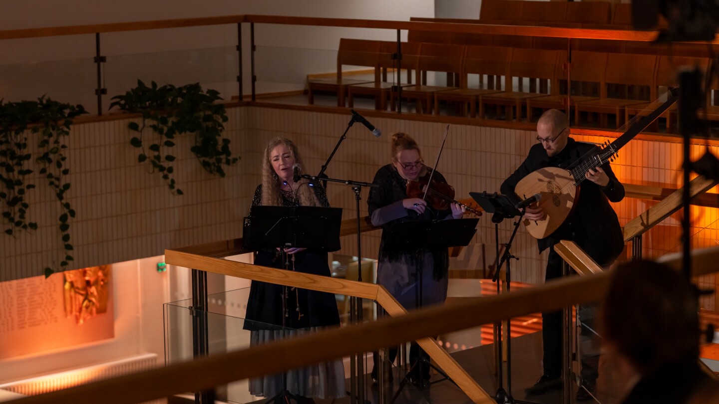 vanhan musiikin trio esiintyy juhlassa