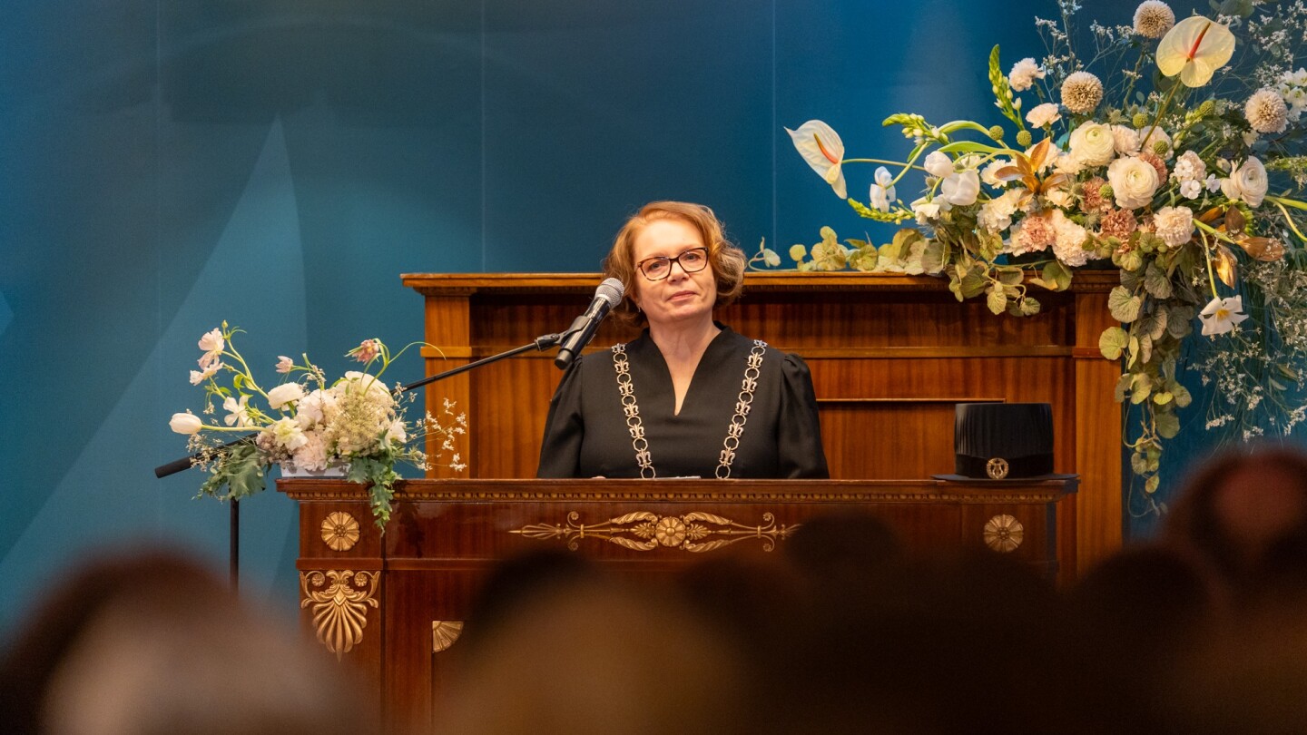 rehtori kaartinen pitämässä puhetta