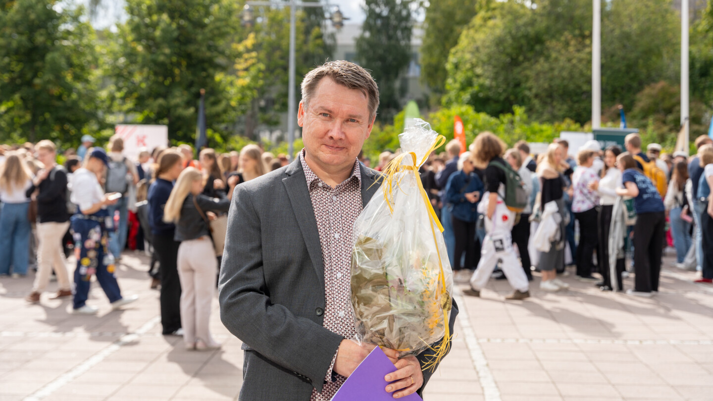 vuoden ohjaaja pekka lintunen avajaiskarnevaaleilla