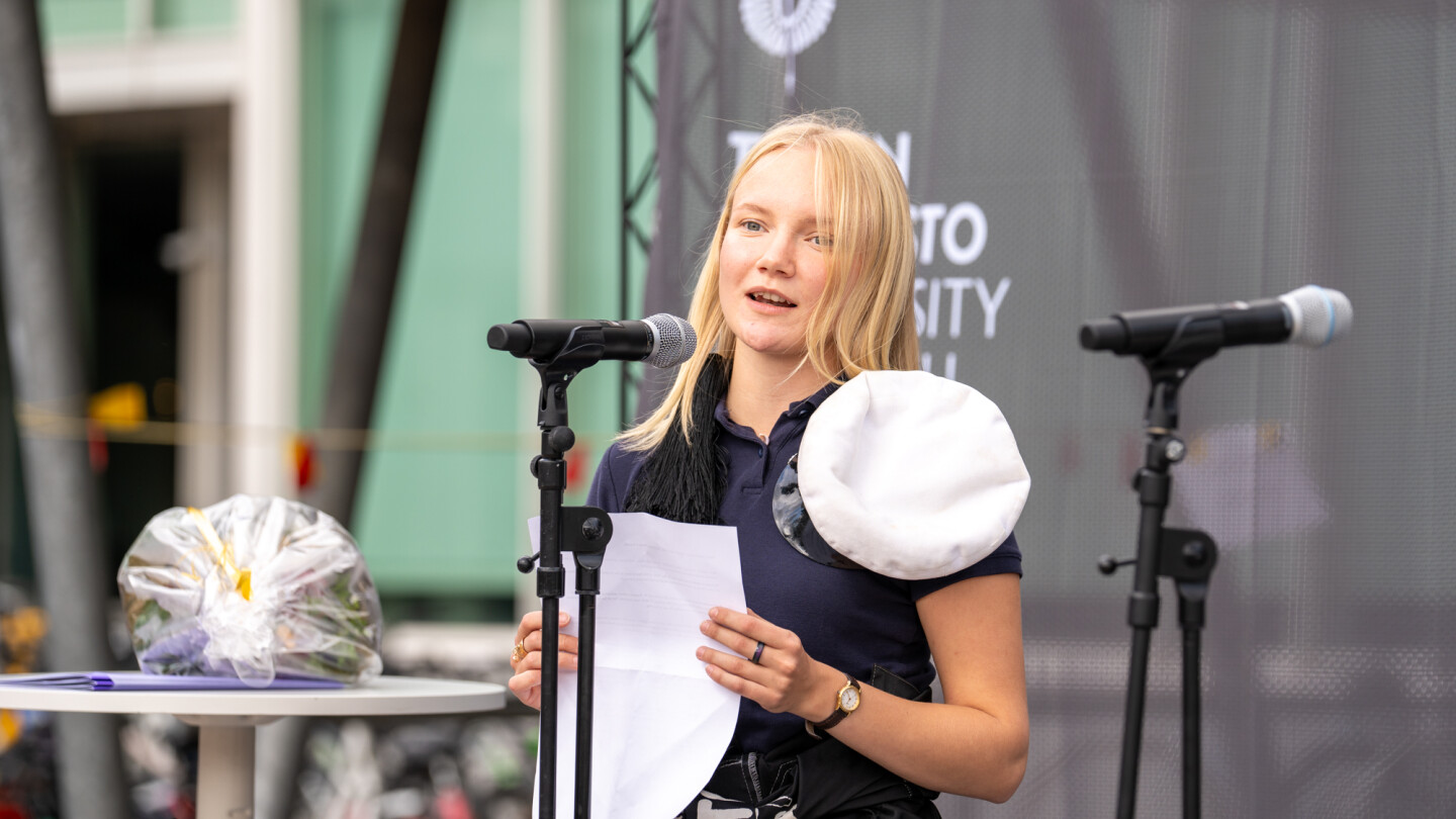 TYYn hallituksen puheenjohtaja Josefina Tuomala pitämässä tervehdystä avajaiskarnevaaleilla